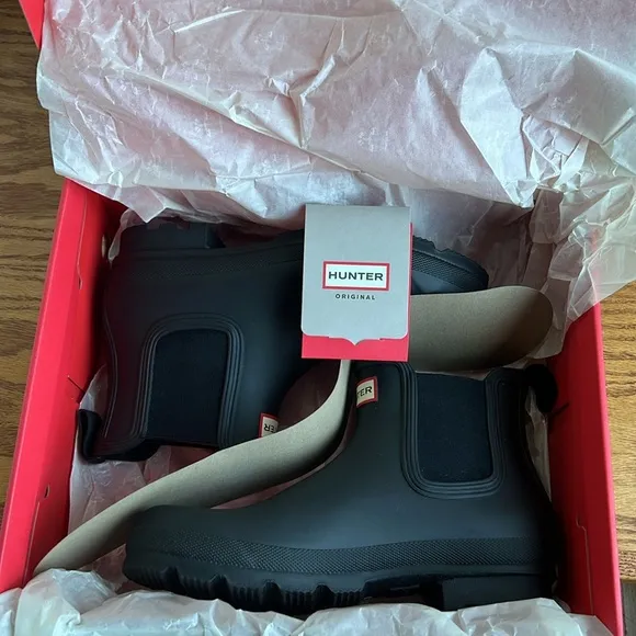 NEW IN BOX - Hunter Men’s Original Chelsea Boots - Size 9 - Black