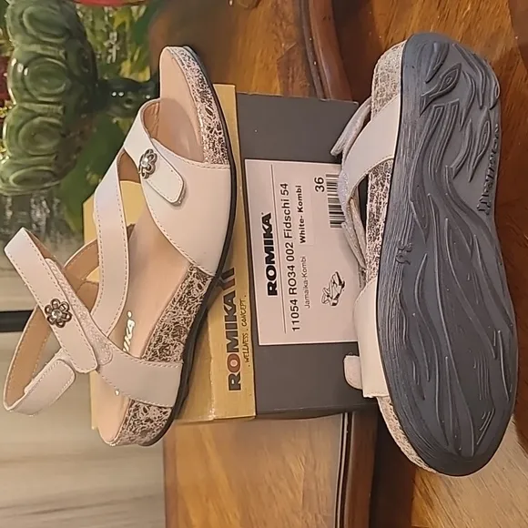 New in box! Romika Jamaika kombi Womens 5.5 white and silver summer sandals