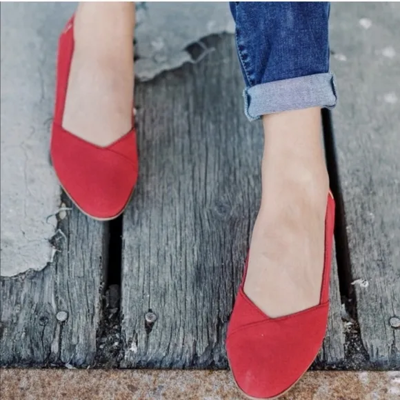 New In Box TOMS Julie Poinsettia Suede Ballerina Flat Size 10 Red 10014182