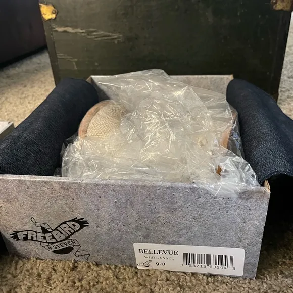 NIB Freebird by Steven Bellevue in White Croc in a Size 9.