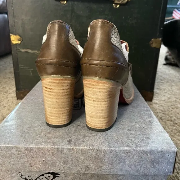 NIB Freebird by Steven Bellevue in White Croc in a Size 9.