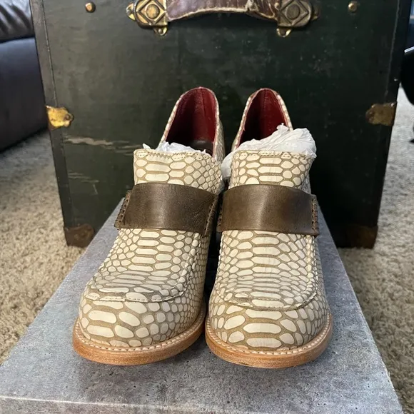 NIB Freebird by Steven Bellevue in White Croc in a Size 9.