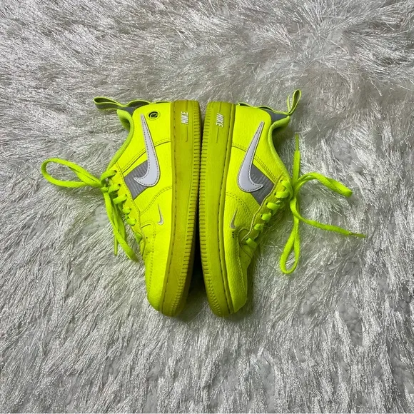 Nike Air Force 1 '07 LV8 Overbranding Utility GS Yellow Size 1.5 Youth Sneakers