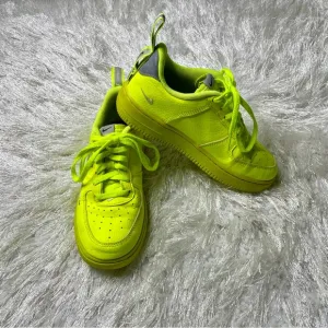 Nike Air Force 1 '07 LV8 Overbranding Utility GS Yellow Size 1.5 Youth Sneakers