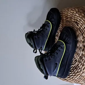 Nike Boys Youth ACG Woodside High Top Sneaker Boots Padded Black/Grey S-6.5