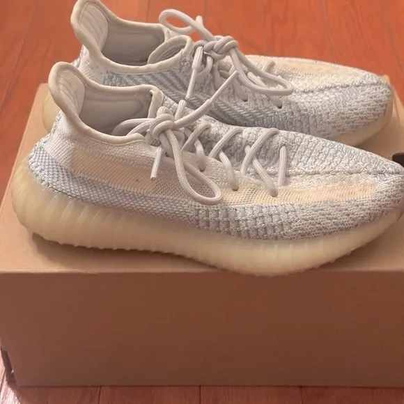 NIV Yeezy Boost 350 V2 sz 7 women. Size 5.5 men. Box included. Clouds=so comfy!