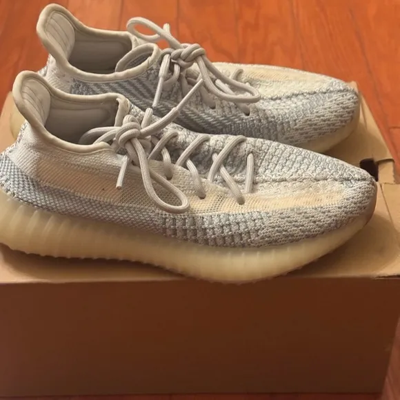 NIV Yeezy Boost 350 V2 sz 7 women. Size 5.5 men. Box included. Clouds=so comfy!