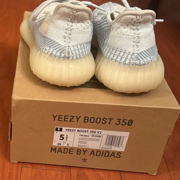 NIV Yeezy Boost 350 V2 sz 7 women. Size 5.5 men. Box included. Clouds=so comfy!