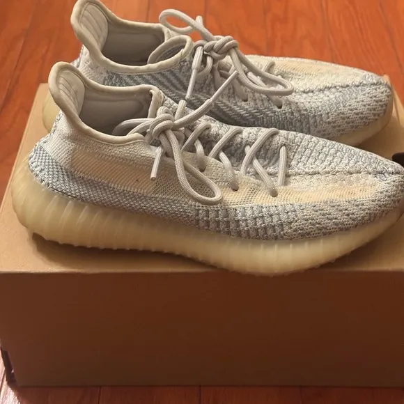 NIV Yeezy Boost 350 V2 sz 7 women. Size 5.5 men. Box included. Clouds=so comfy!