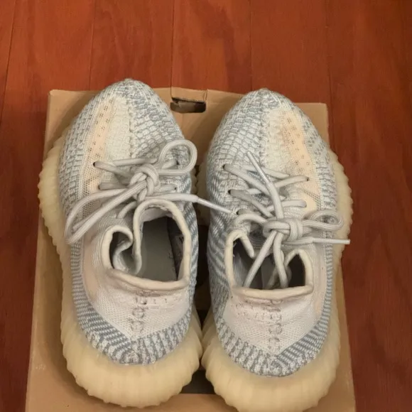 NIV Yeezy Boost 350 V2 sz 7 women. Size 5.5 men. Box included. Clouds=so comfy!