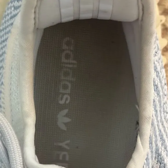 NIV Yeezy Boost 350 V2 sz 7 women. Size 5.5 men. Box included. Clouds=so comfy!