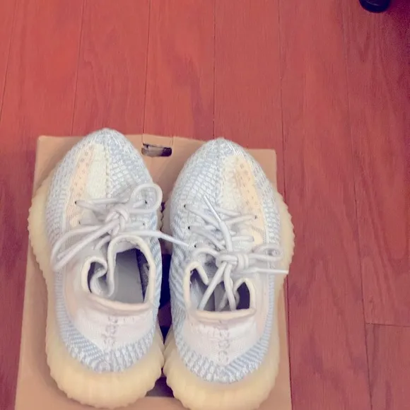 NIV Yeezy Boost 350 V2 sz 7 women. Size 5.5 men. Box included. Clouds=so comfy!