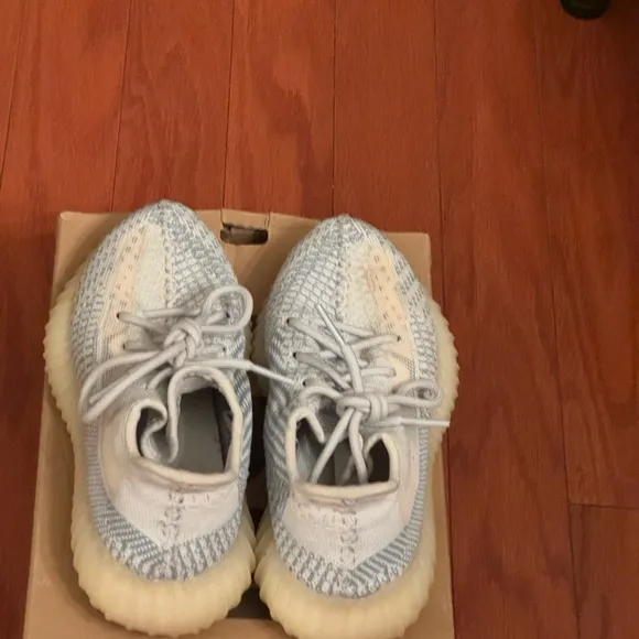 NIV Yeezy Boost 350 V2 sz 7 women. Size 5.5 men. Box included. Clouds=so comfy!