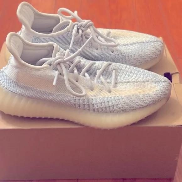 NIV Yeezy Boost 350 V2 sz 7 women. Size 5.5 men. Box included. Clouds=so comfy!