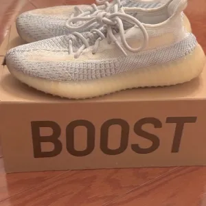 NIV Yeezy Boost 350 V2 sz 7 women. Size 5.5 men. Box included. Clouds=so comfy!