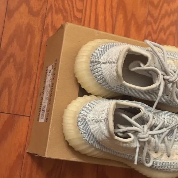 NIV Yeezy Boost 350 V2 sz 7 women. Size 5.5 men. Box included. Clouds=so comfy!