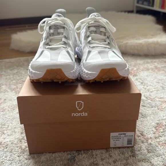 Norda White and Gray Running Shoes