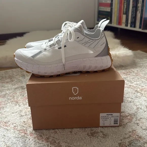 Norda White and Gray Running Shoes