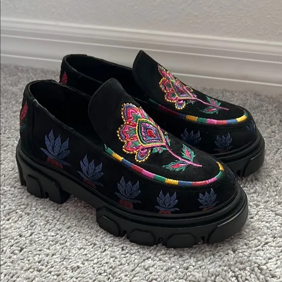 NWOB Farm Rio Embroidered Black Loafers US 6