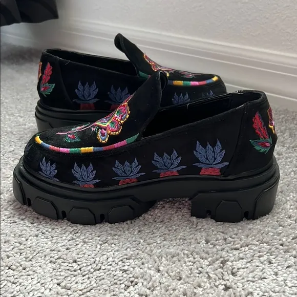 NWOB Farm Rio Embroidered Black Loafers US 6
