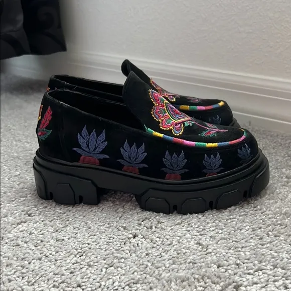 NWOB Farm Rio Embroidered Black Loafers US 6