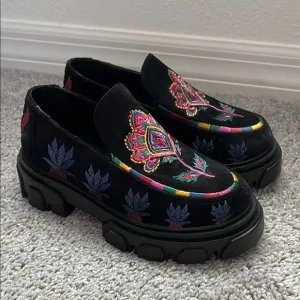 NWOB Farm Rio Embroidered Black Loafers US 6