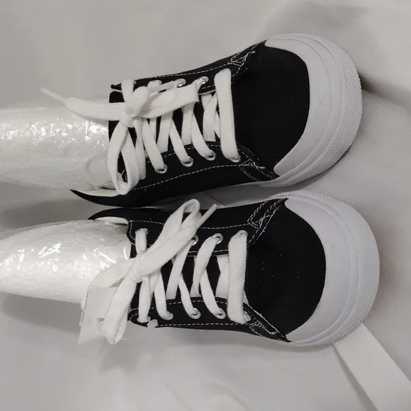 NWOB FOOTMATES Taylor Lace-Up Canvas Flats Boys and Girls Shoes Size 11