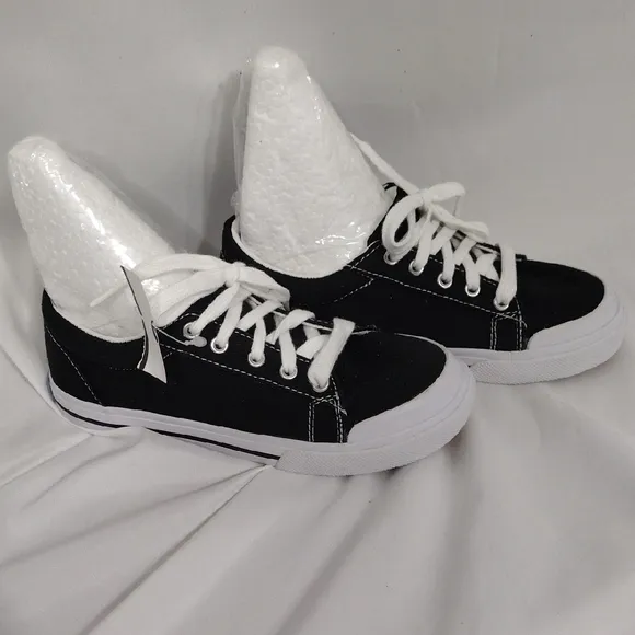 NWOB FOOTMATES Taylor Lace-Up Canvas Flats Boys and Girls Shoes Size 11