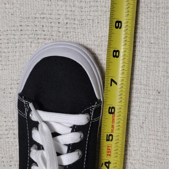 NWOB FOOTMATES Taylor Lace-Up Canvas Flats Boys and Girls Shoes Size 12