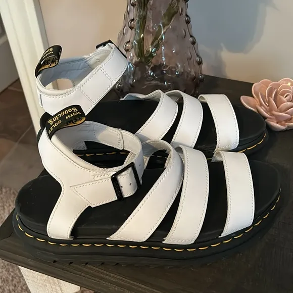 NWOT Dr Marten Blaire Hydro Leather Strap Sandals(size 9)