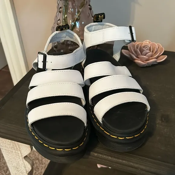 NWOT Dr Marten Blaire Hydro Leather Strap Sandals(size 9)