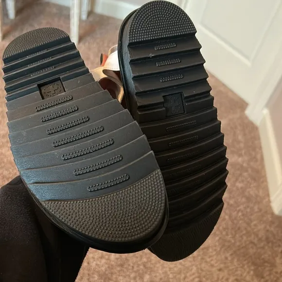 NWOT Dr Marten Blaire Hydro Leather Strap Sandals(size 9)