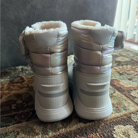 NWOT Hunter Interpid Snow Boot