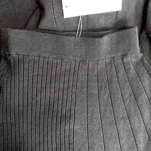 NWT Bishop   Young Black Ribbed Pleated Asymmetrical Midi Skirt Size Small