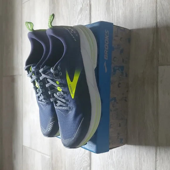 NWT Brooks Cascadia 16 Trail Running Sneakers