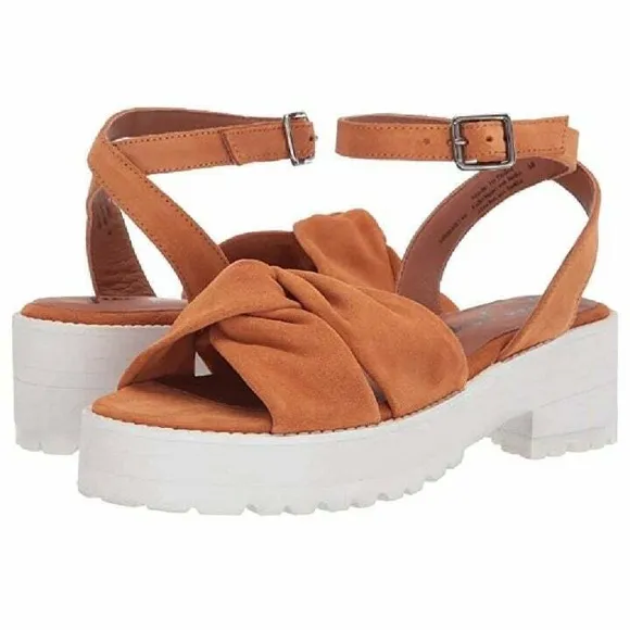 NWT! Free People Essex Leather Sandal in Taupe