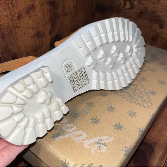 NWT! Free People Essex Leather Sandal in Taupe