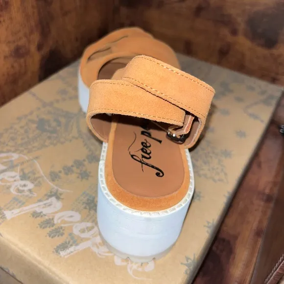 NWT! Free People Essex Leather Sandal in Taupe