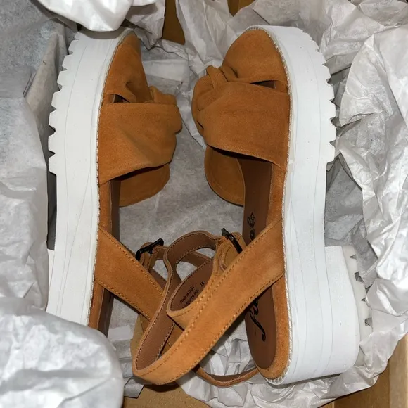 NWT! Free People Essex Leather Sandal in Taupe