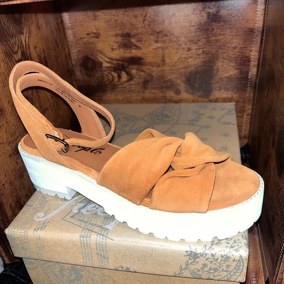NWT! Free People Essex Leather Sandal in Taupe