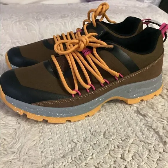 NWT Skora Sz 8 Brown and black trail track shoes, suede trim, with treads