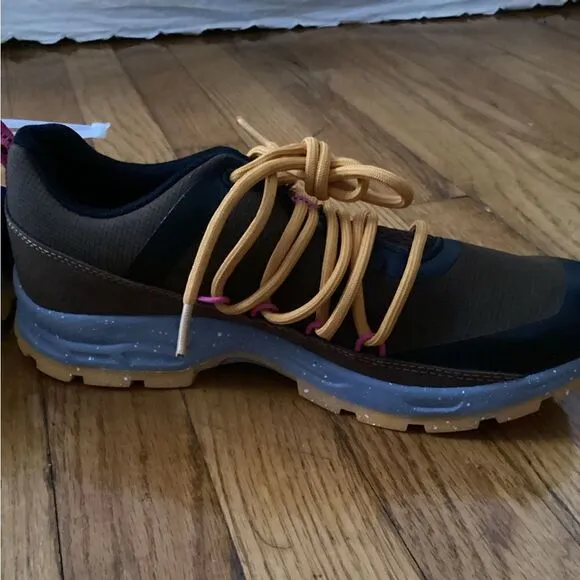 NWT Skora Sz 8 Brown and black trail track shoes, suede trim, with treads