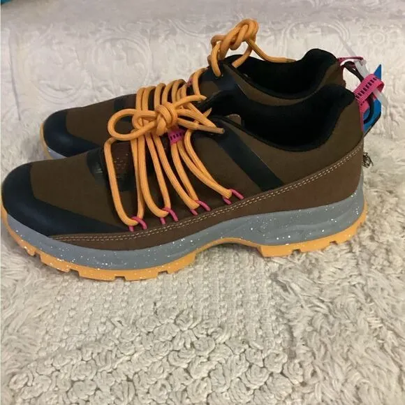 NWT Skora Sz 8 Brown and black trail track shoes, suede trim, with treads