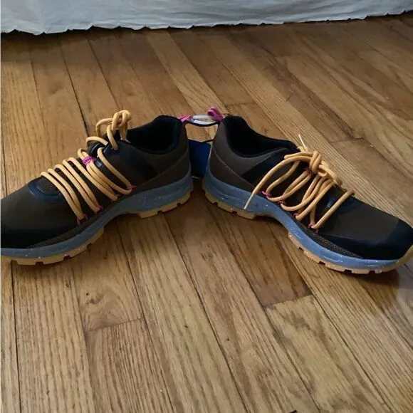 NWT Skora Sz 8 Brown and black trail track shoes, suede trim, with treads