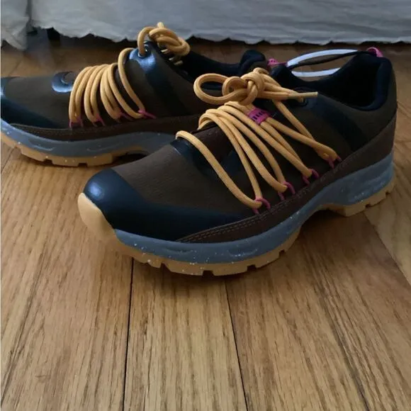 NWT Skora Sz 8 Brown and black trail track shoes, suede trim, with treads