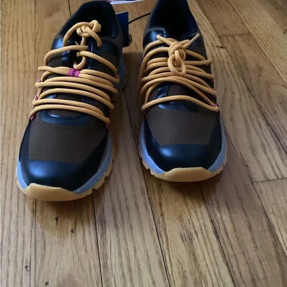 NWT Skora Sz 8 Brown and black trail track shoes, suede trim, with treads
