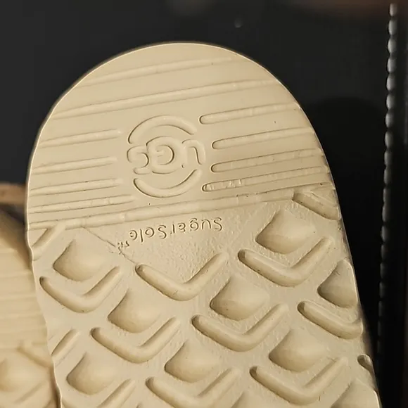 NWT UGG Goldenstar Strap Sandals (2Y)