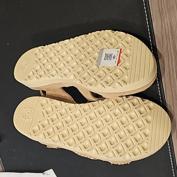 NWT UGG Goldenstar Strap Sandals (2Y)