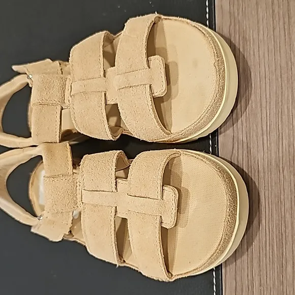 NWT UGG Goldenstar Strap Sandals (2Y)