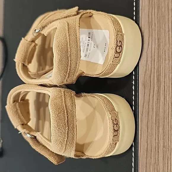 NWT UGG Goldenstar Strap Sandals (2Y)